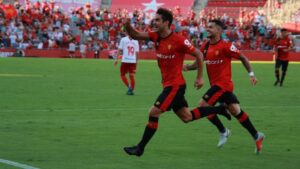 Abd&oacute;n celebra el gol con los aficionados (RCD Mallorca)