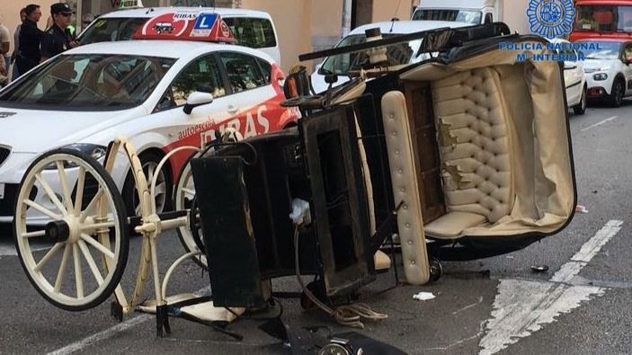 La galera ha quedado volcada en la calzada