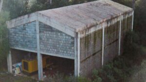 Imagen de la caseta de obra derruida