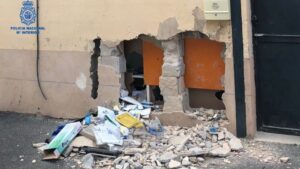 Imagen del agujero que dejaron tras intentar acceder a la caja fuerte