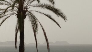 Lluvia sobre las Illes Malgrats vista desde la costa de Calvi&agrave;