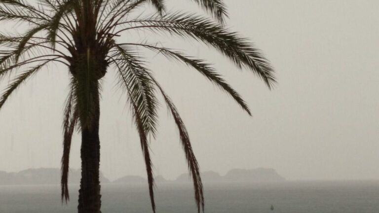 Lluvia sobre las Illes Malgrats vista desde la costa de Calvi&agrave;