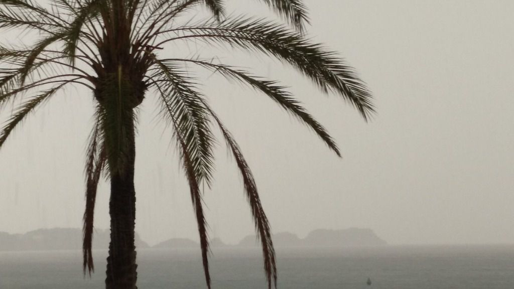 Lluvia sobre las Illes Malgrats vista desde la costa de Calvià