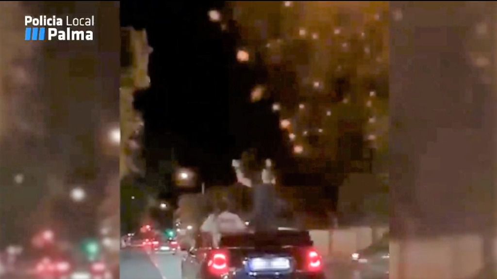 bailando en el coche descapotable