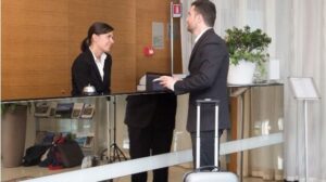 recepcion hotel trabajo turismo trabajador