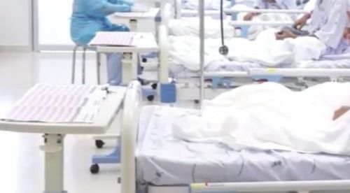 Primeras imágenes de los niños rescatados en una habitación del hospital proyectada para los medios. AP