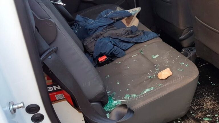 Una unidad móvil de TVE ha sufrido un ataque con piedras