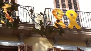 Imagen de los lazos amarillos en el balc&oacute;n de la formaci&oacute;n pol&iacute;tica