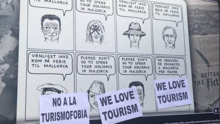 Exposición y manifestación contra la turismofobia en Port de Sóller