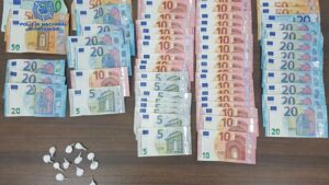 Imagen de la droga y el dinero decomisado