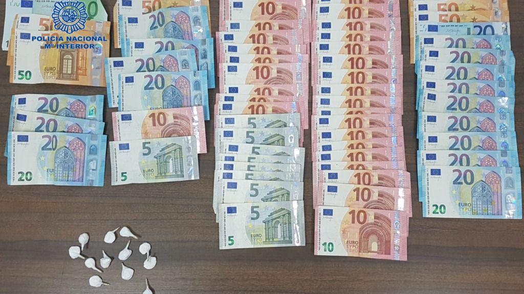Imagen de la droga y el dinero decomisado