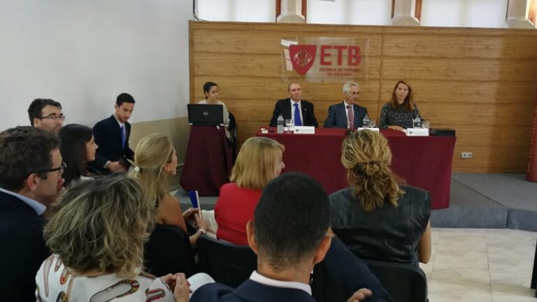 Ana Zorita, Responsable de Formación de THB College, Francisco Miralles, presidente de THB hotels y el Dr. Felipe Moreno