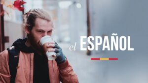 chico caf&eacute; barba y coleta