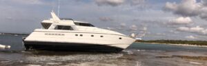 Velero embarrancado en&nbsp;la playa del hotel del Marqu&egrave;s, en sa Col&ograve;nia de Sant jordi.