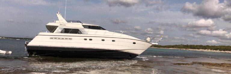 Velero embarrancado en la playa del hotel del Marquès, en sa Colònia de Sant jordi.