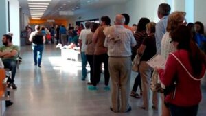 Cola de pacientes esperando a ser atendidos