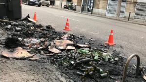 Restos de contenedores quemados