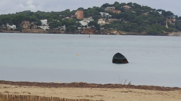 Embarcación semi hundida en Santa Ponça después del temporal