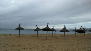 playa mal tiempo sombrillas