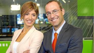 N&uacute;ria Arias y Roger Riera, presentadores informativo TEF