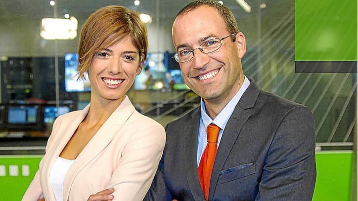 Núria Arias y Roger Riera, presentadores informativo TEF