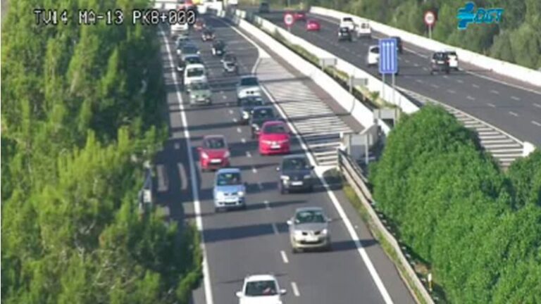 El choque ha provocado retenciones y tráfico lento