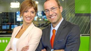 N&uacute;ria Arias y Roger Riera, presentadores informativo TEF