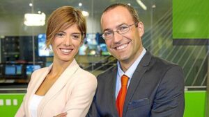 N&uacute;ria Arias y Roger Riera, presentadores informativo TEF