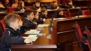 ni&ntilde;os en el parlament