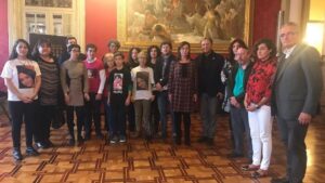 Paco Lobat&oacute;n, junto a el padre de Olivia Encinas y Malen Ortiz