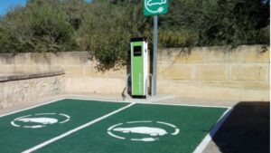 coche el&eacute;ctrico punto de recarga