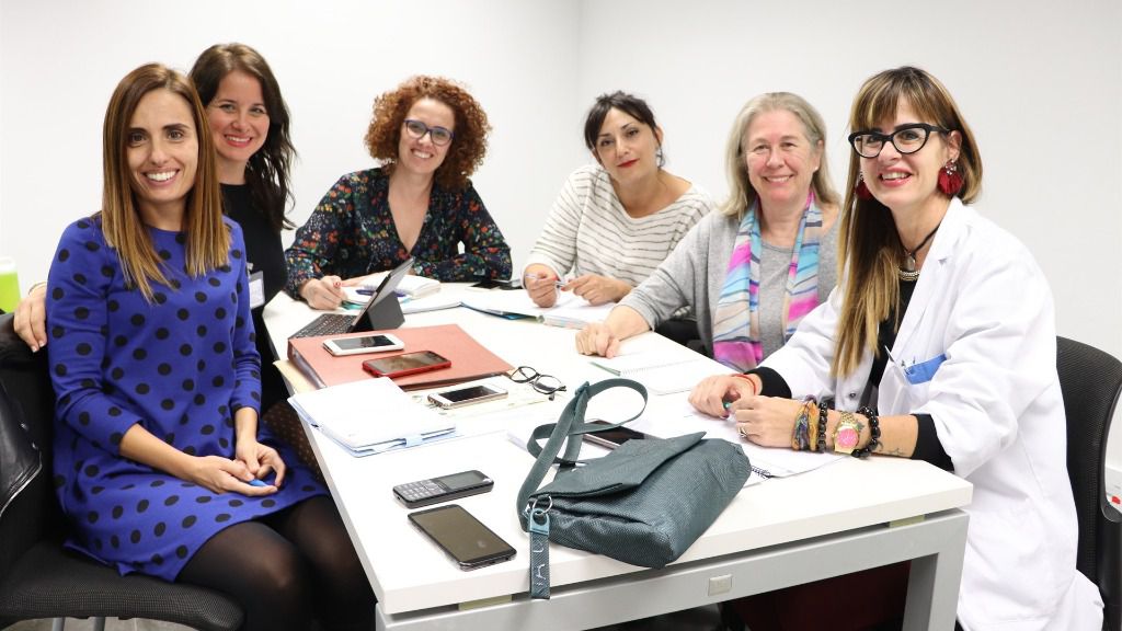 Carmen Cuadra y Mónica Yern, con el equipo sanitario