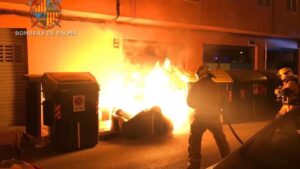 piromano bomberos contenedores incendio palma
