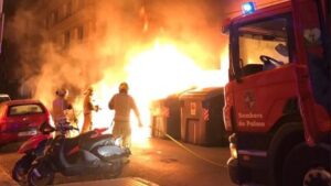 piromano bomberos contenedores incendio palma