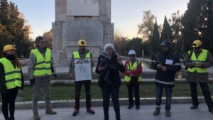 La formaci&oacute;n pol&iacute;tica escenifica la demolici&oacute;n con la empresa ficticia 'Derribos Noguera S.L.'