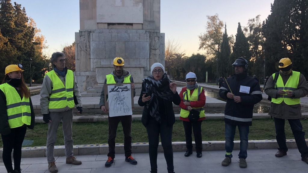 La formación política escenifica la demolición con la empresa ficticia 'Derribos Noguera S.L.'