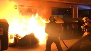 piromano bomberos contenedores incendio palma