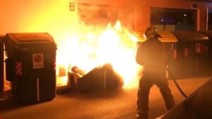 piromano bomberos contenedores incendio palma