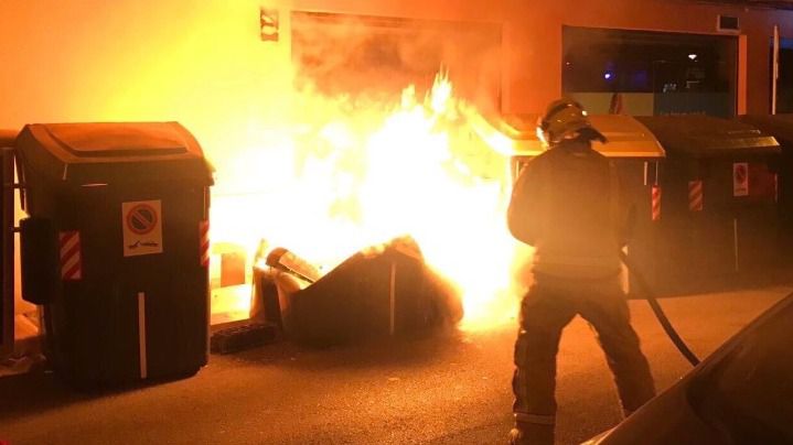 piromano bomberos contenedores incendio palma