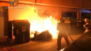 piromano bomberos contenedores incendio palma