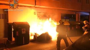 piromano bomberos contenedores incendio palma