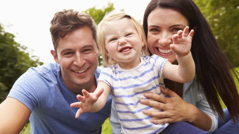 niño con padres