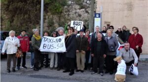 Algunos de los afectados posan ante una de las paradas de la l&iacute;nea