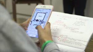 joven movil redes sociales