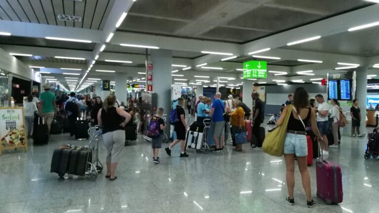 aeropuerto turismo palma son sant joan maletas