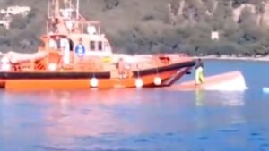 Barca hundida salvamento maritimo.