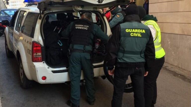 La UCO irrumpe armada en una casa de Palma: al menos un detenido