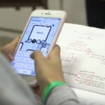 joven movil redes sociales