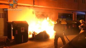 piromano bomberos contenedores incendio palma