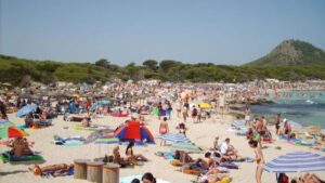 Playa llena de turistas